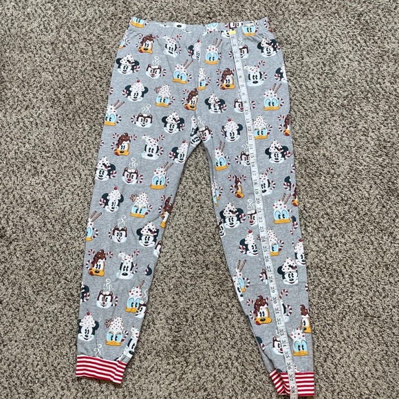 Disney Store Mickey Mouse & Friends Grey Holiday Pajamas Set L Hot Cocoa Mugs - Picture 10 of 10